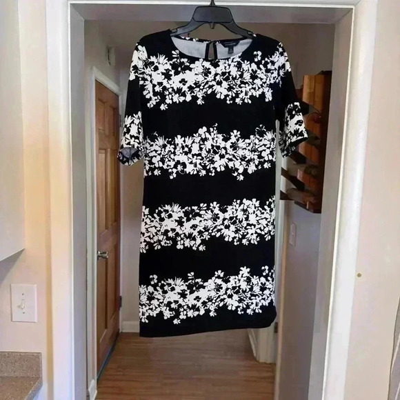 BANANA REPUBLIC Black White Floral Pattern Shift Dress Short Sleeve Size 4 - Picture 1 of 6